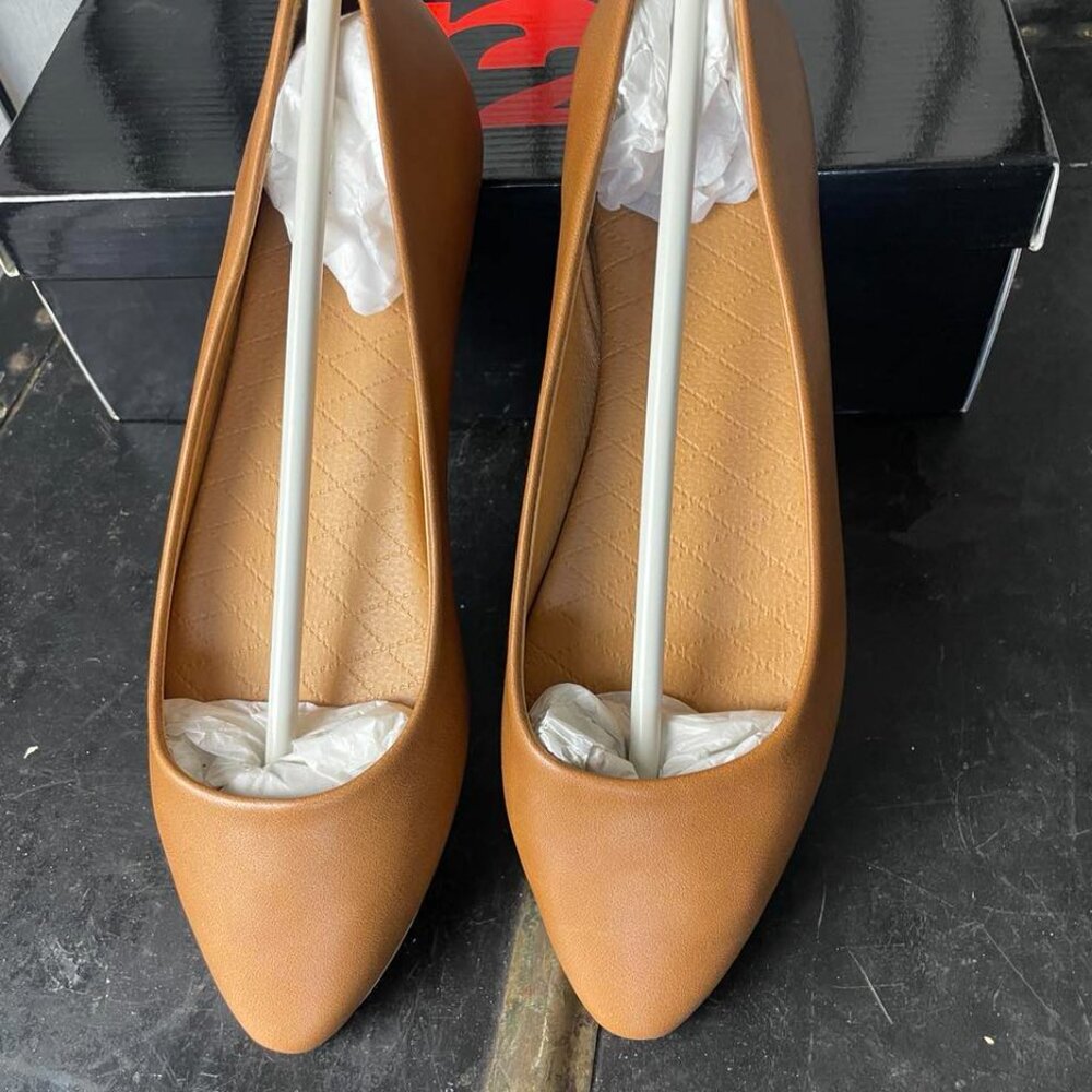 NIB R2 Women's Tan Basic Flats size 7.5
